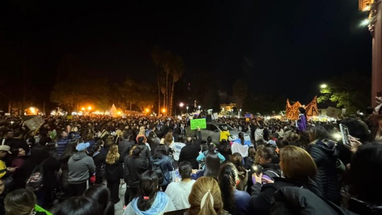 “REVOLUCIÓN DOCENTE LE PONE PUNTO FINAL A UN GOBIERNO POR DECRETO”