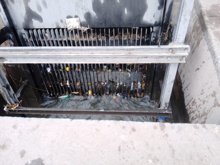 OTRA VEZ LOS PRODUCTORES DE CAPAYAN PERJUDICADOS POR LA BASURA DEL CANAL