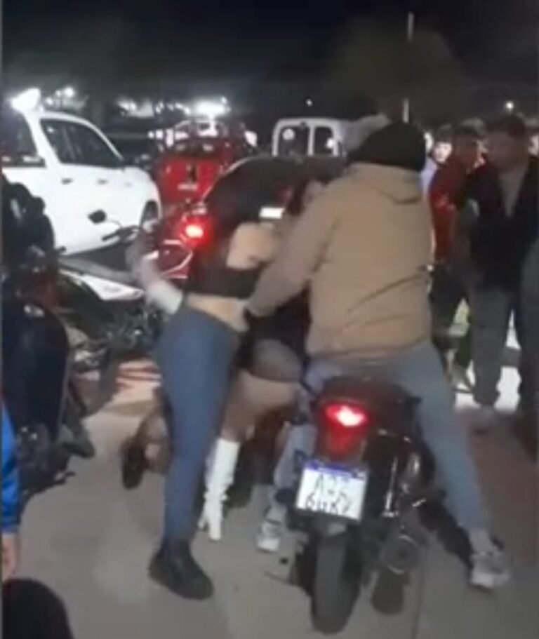 TREMENDOOOOOOOOO: DISTURBIO FEMENINO A LA SALIDA DEL BOLICHE